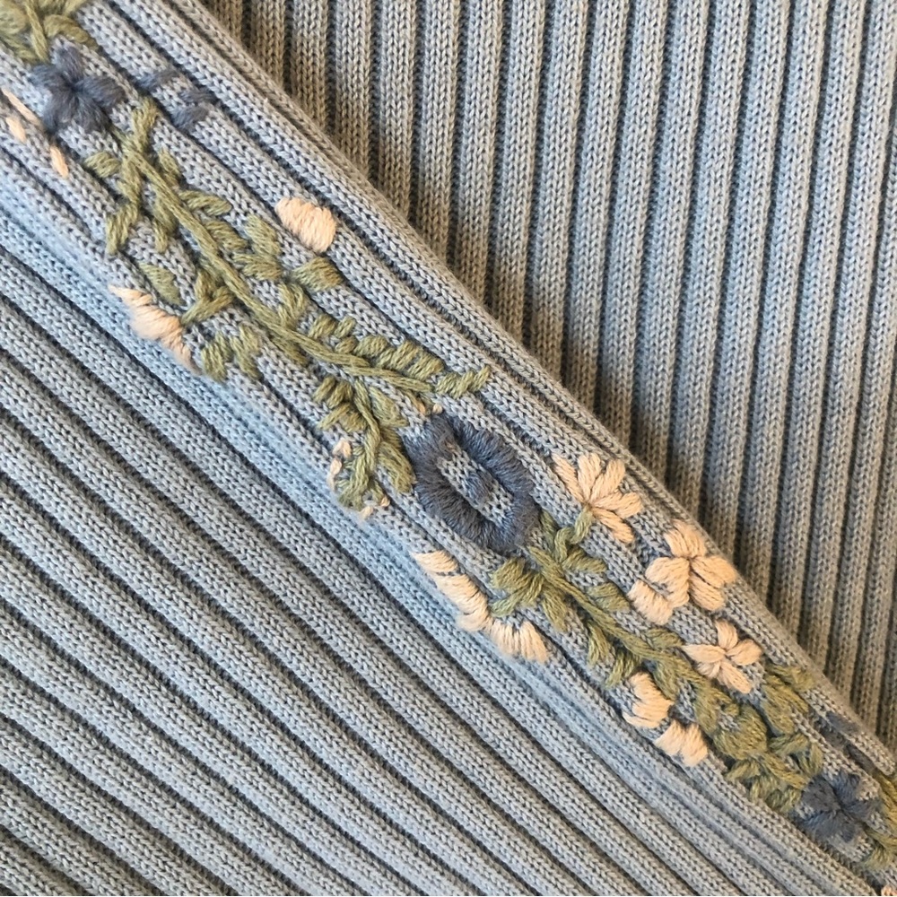 Vintage Cotton Turtle neck Rib sweater- romantic flower embroideries on sleeves - Picture 10 of 10